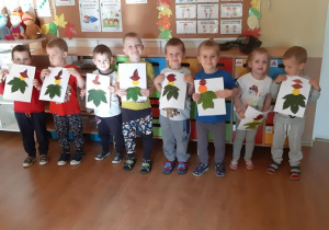 Dzieci z grupy Motylki prezentują swoje prace.